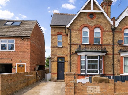 Studio Flat, Hanworth Road, TW3