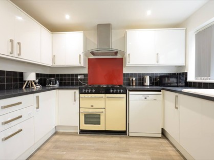 3 Bed Semi-Detached House, Windsor Close, WR14