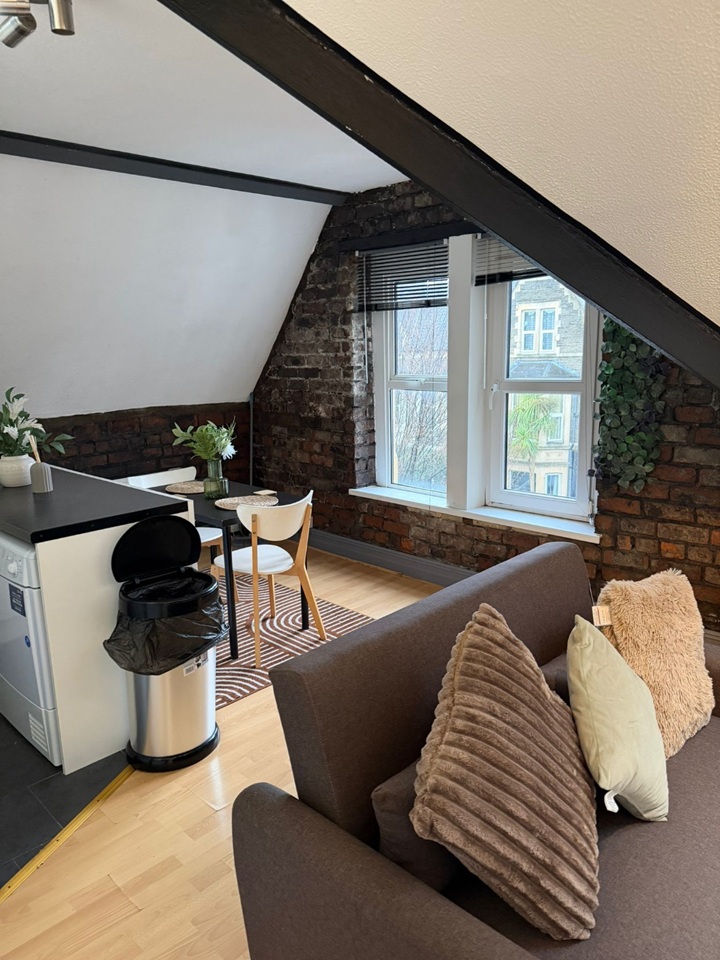 1 Bed Flat, Connaught Road, CF24, N1 7GU