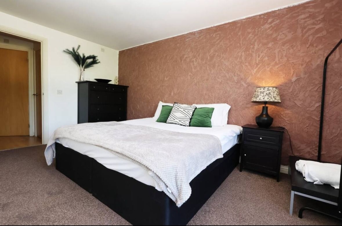 1 Bed Flat, Vellacott Close, CF10, N1 7GU