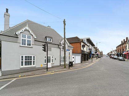 2 Bed Flat, High St, CM12