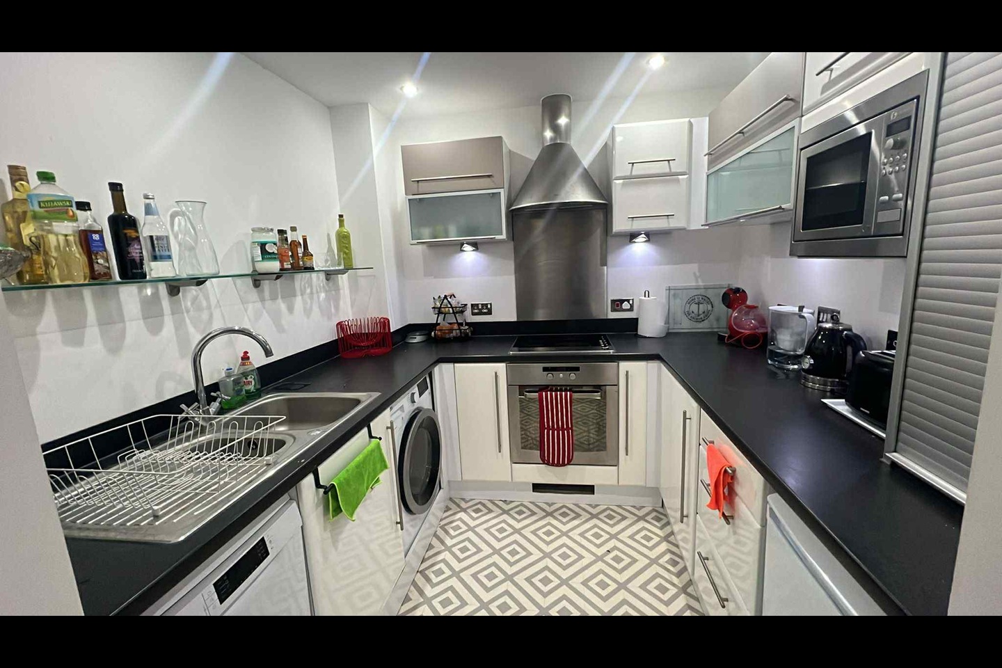 2 Bed Flat, Oceana Boulevard, SO14, N1 7GU