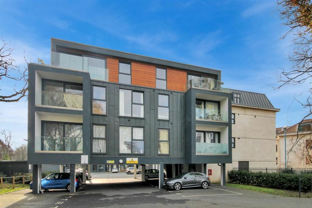 Poole - 1 Bed Flat, Sandbanks Road, BH15 - To Rent Now for £1,050.00 p/m