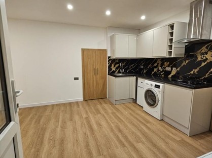 Studio Flat, Stanwell Road, TW15