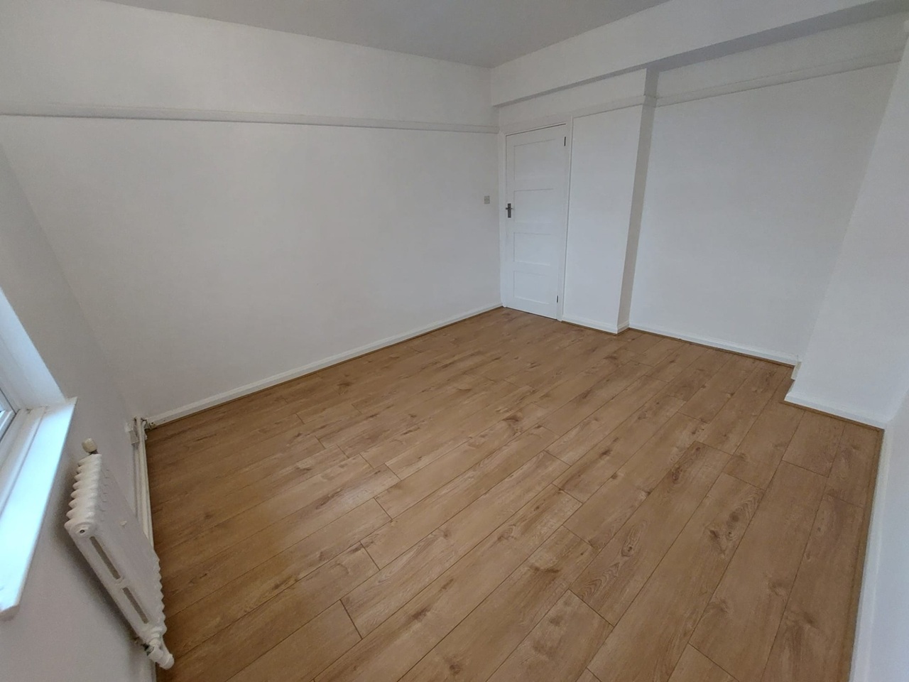 Horsham - 2 Bed Flat, Bishopric Court, RH12 - To Rent Now for £1,300.00 p/m