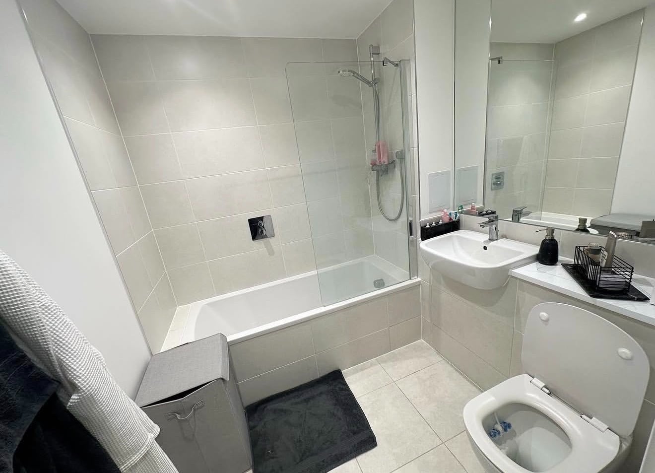 2 Bed Flat, Camellia House, SW11 photo 3