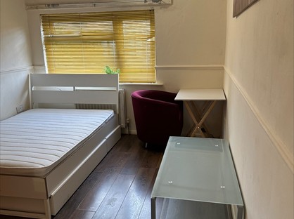 Room in a Shared House, Stannington Path, WD6