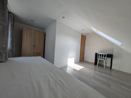 Room in a Shared House, Chase Road, KT19