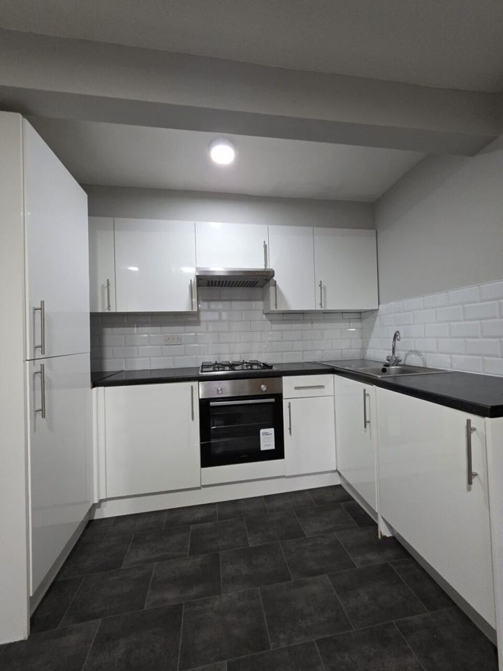 2 Bed Flat, Colchester Avenue, CF23 photo 3