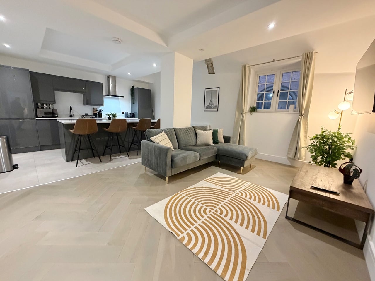 2 Bed Flat, Long Row, NG1, N1 7GU