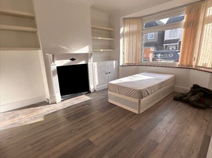 4 Bed Terraced House, Burlington Gardens, RM6