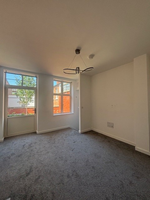 Halesowen - 1 Bed Flat, Great Cornbow, B63 - To Rent Now for £850.00 p/m
