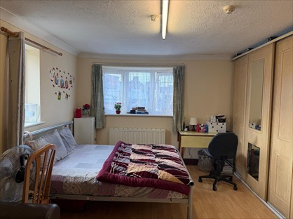 Studio Flat, Sutton Lane, TW3