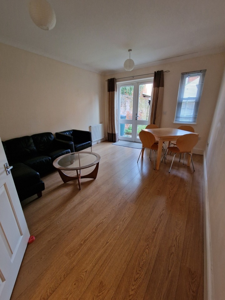 3 Bed Semi-Detached House, Baker St, RG1, N1 7GU