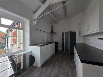 4 Bed Flat, Top Road, LL11