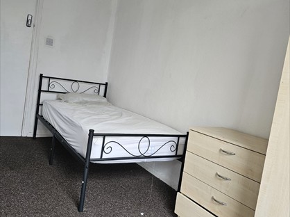 Room in a Shared House, Low Hill, OL12