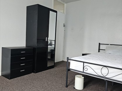 Room in a Shared House, Low Hill, OL12