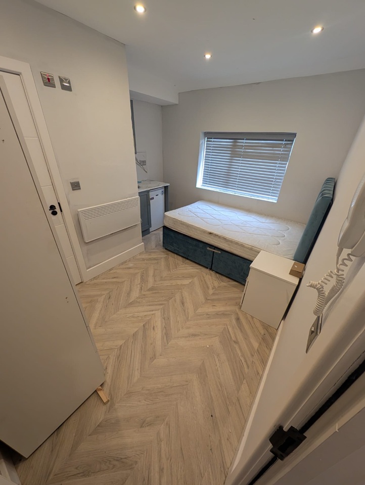 Studio Flat, Almond Avenue, UB7