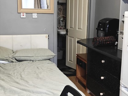Room in a Shared House, Fowey Avenue, IG4