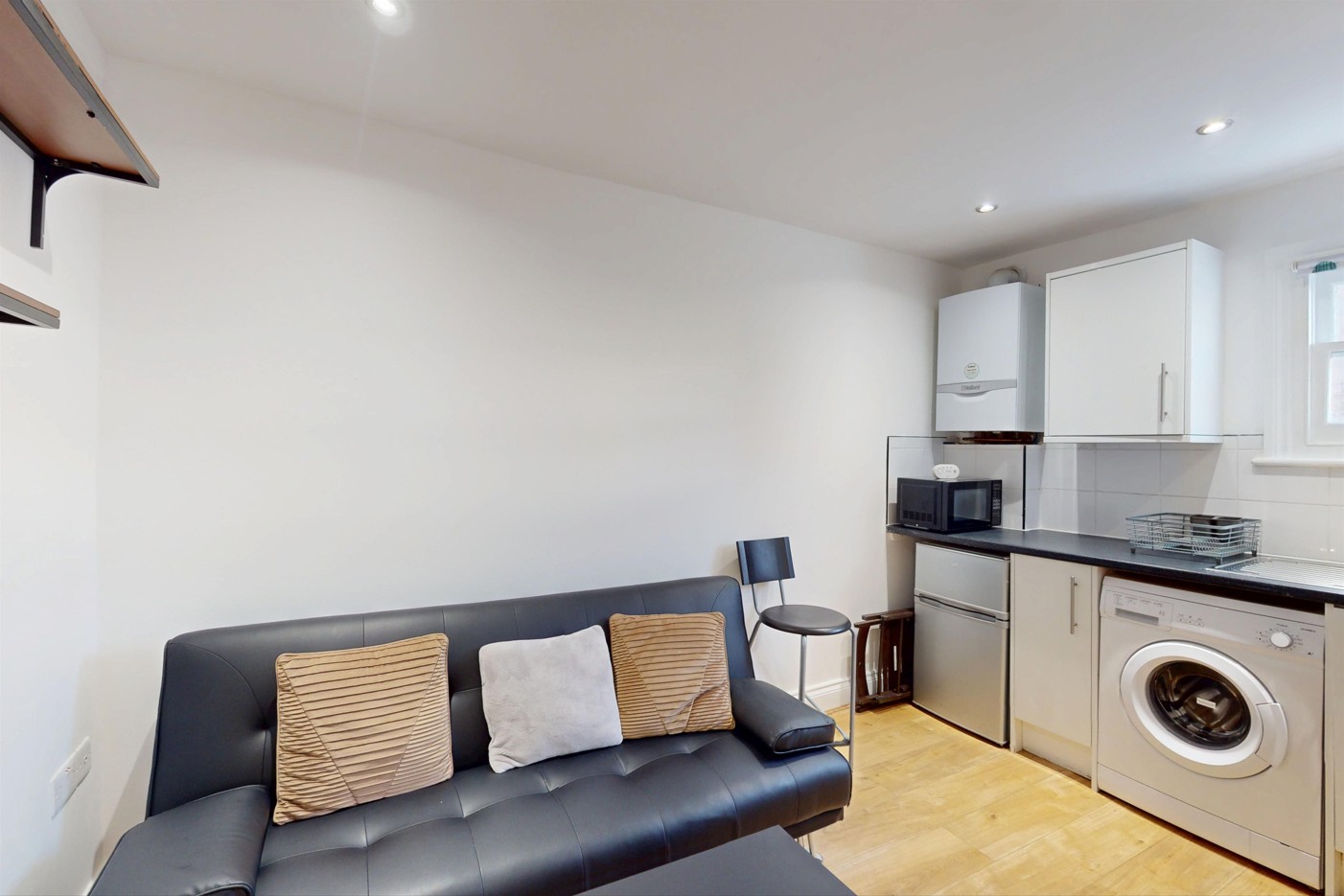 London - 1 Bed Flat, Hayter Road, SW2 - To Rent Now for £1,300.00 p/m