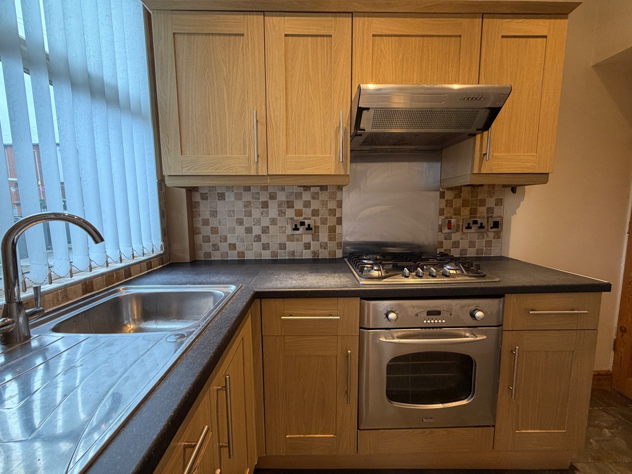 2 Bed Terraced House, West View, LS11 photo 3