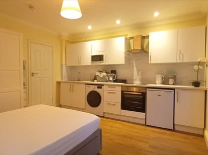 Studio Flat, Bamborough Gardens, W12