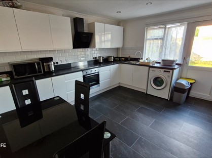 Room in a Shared House, Claymore, HP2