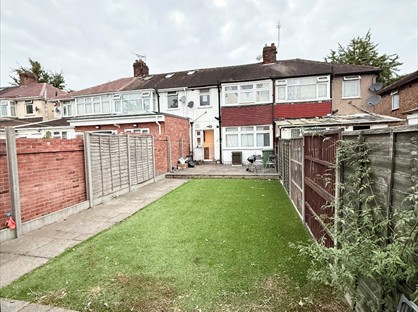 4 Bed End Terrace, Lansbury Drive, UB4