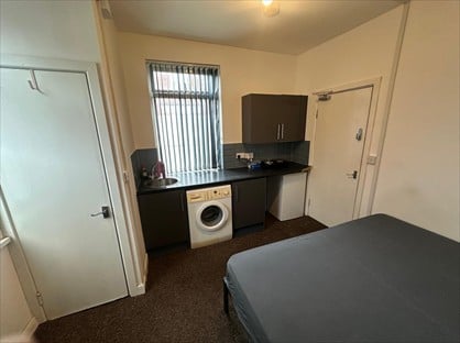 Studio Flat, Henry St, WF2