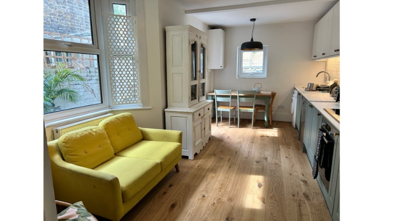 London - Room in a Shared House, Roding Rd, E5 - To Rent Now for £900. ...