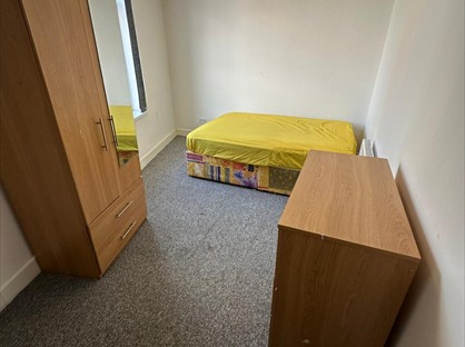 1 Bed Terraced House, Oakenshaw St, WF1