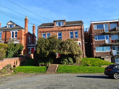 Studio Flat, The Hollies, WR3