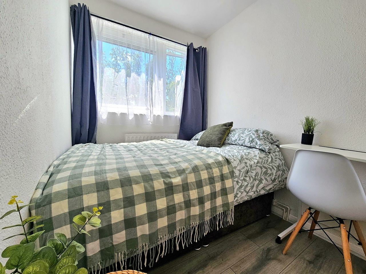 Room in a Shared Flat, Dowler House, E1
