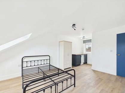 Room in a Shared House, Ash Road, GU12