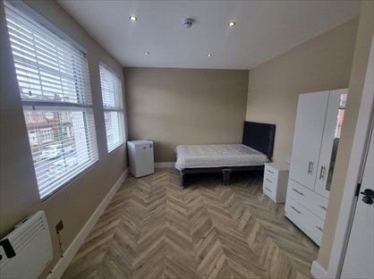 Room in a Shared House, Strathearn Road, SM1