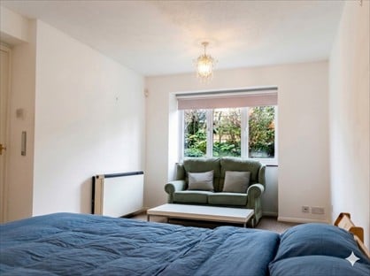 Studio Flat, Cromwell Place, RH1