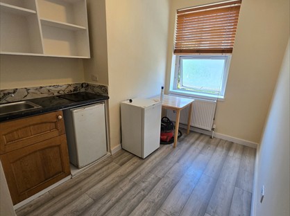 Studio Flat, Larkhall Lane, SW4