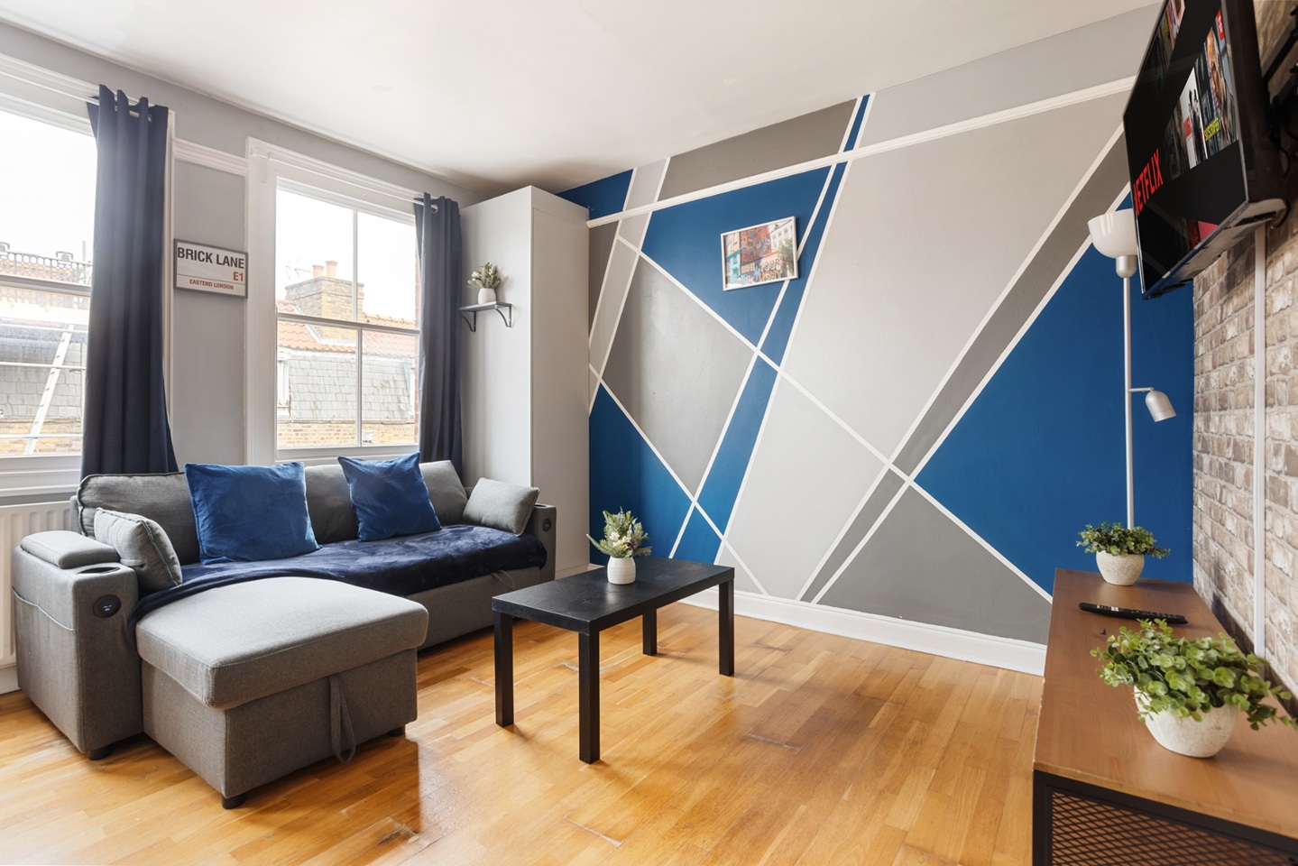 2 Bed Semi-Detached House, Brick Lane, E1 photo 2