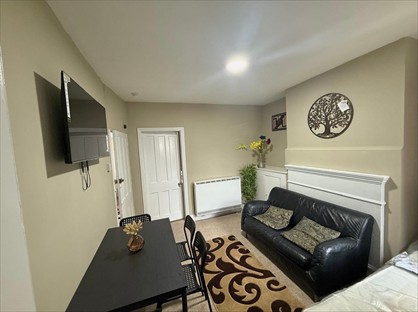 1 Bed Flat, Curzon St, RG30