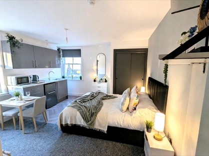 Studio Flat, Church St, ST5