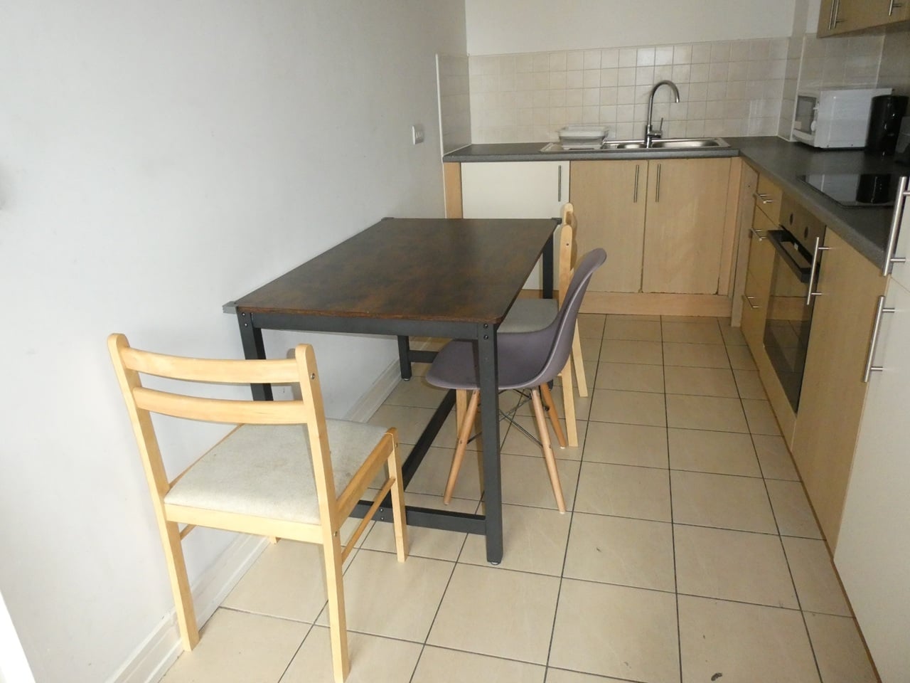 Room in a Shared Flat, Dyche St, M4 photo 4