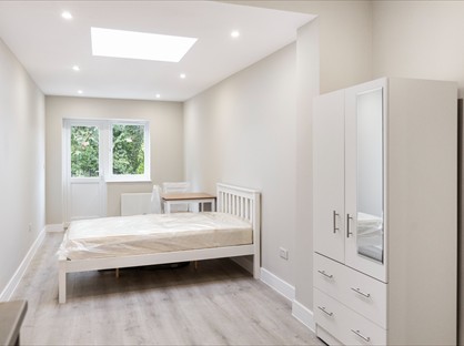 Studio Flat, Groveley Road, TW16