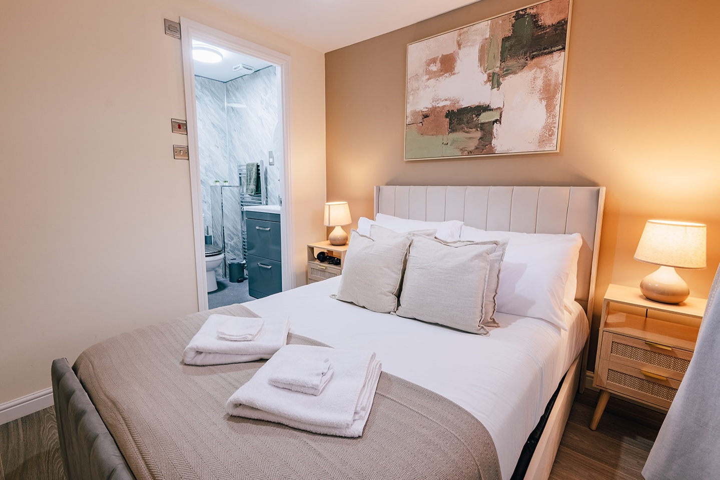 3 Bed Flat, Dicksonfield, EH7