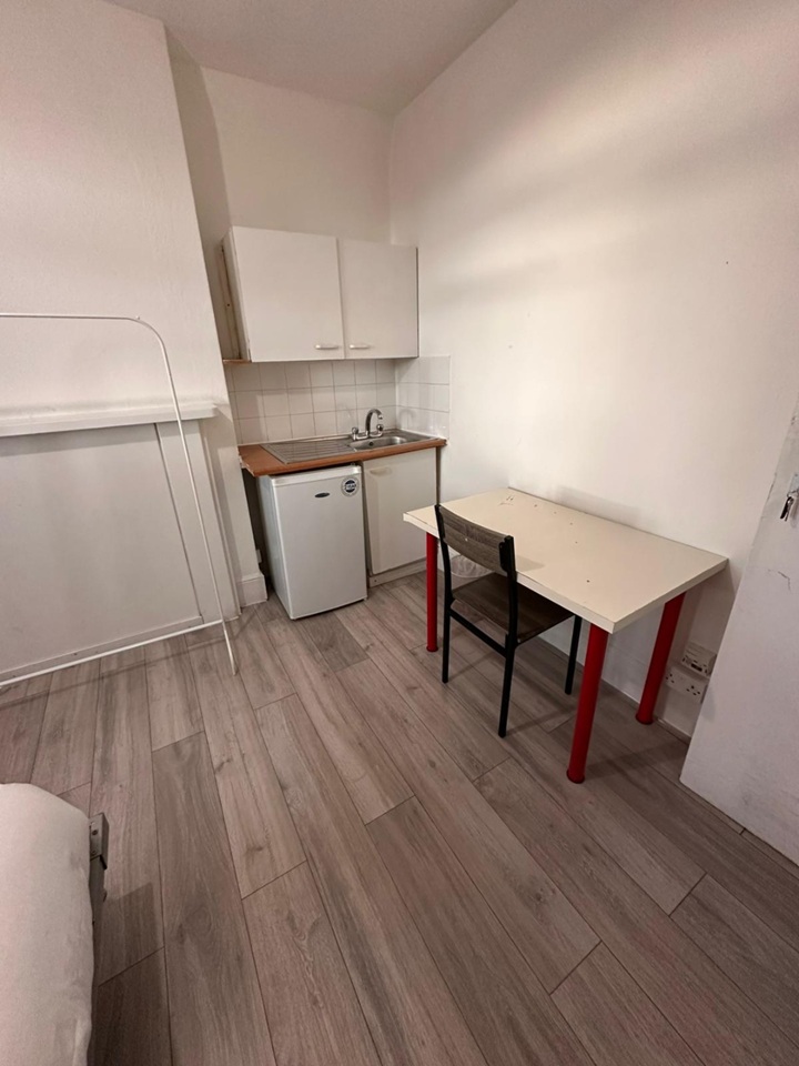 Room in a Shared Flat, Kilburn High Road, NW6 photo 3