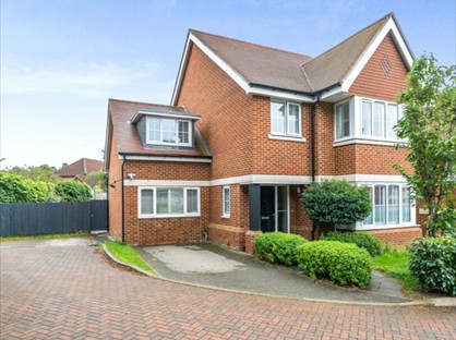 4 Bed Detached House, Swallowtail Grove, GU16