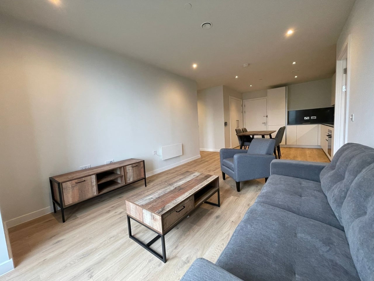 2 Bed Flat, The Gate, M4 photo 2