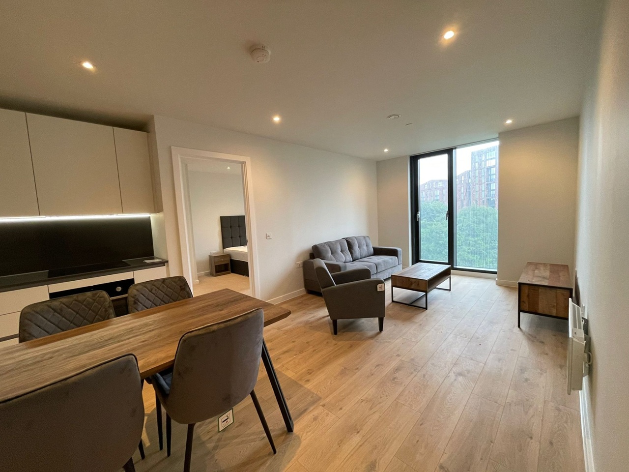 2 Bed Flat, The Gate, M4 photo 3