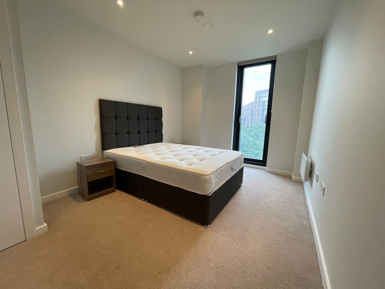 2 Bed Flat, The Gate, M4 photo 4