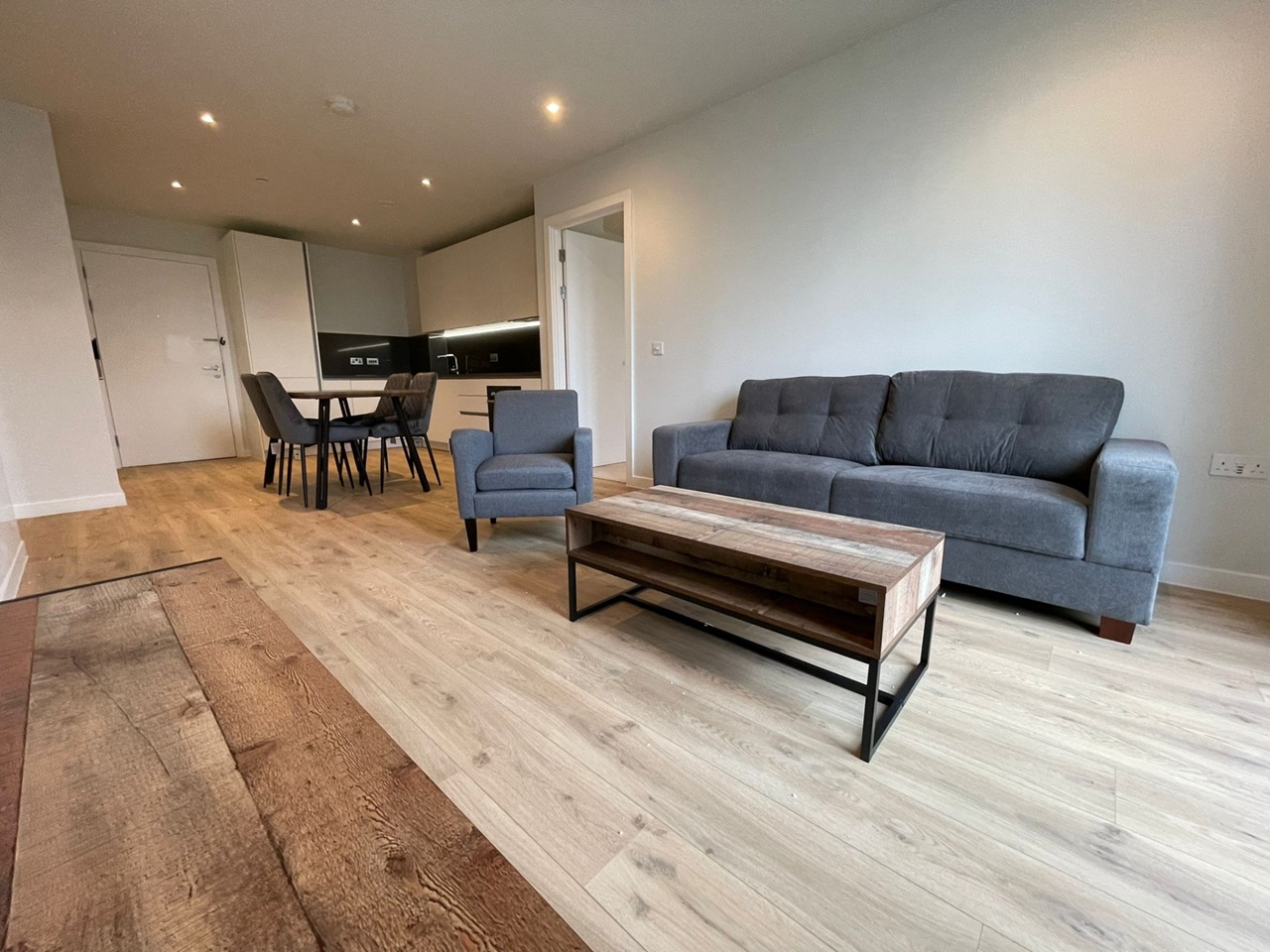 2 Bed Flat, The Gate, M4 photo 5