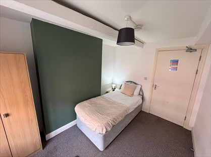 Room in a Shared House, Canal Road, S80